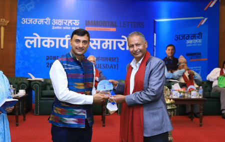 कवि दिनेश अधिकारीका साथमा लेखक महेशबाबु